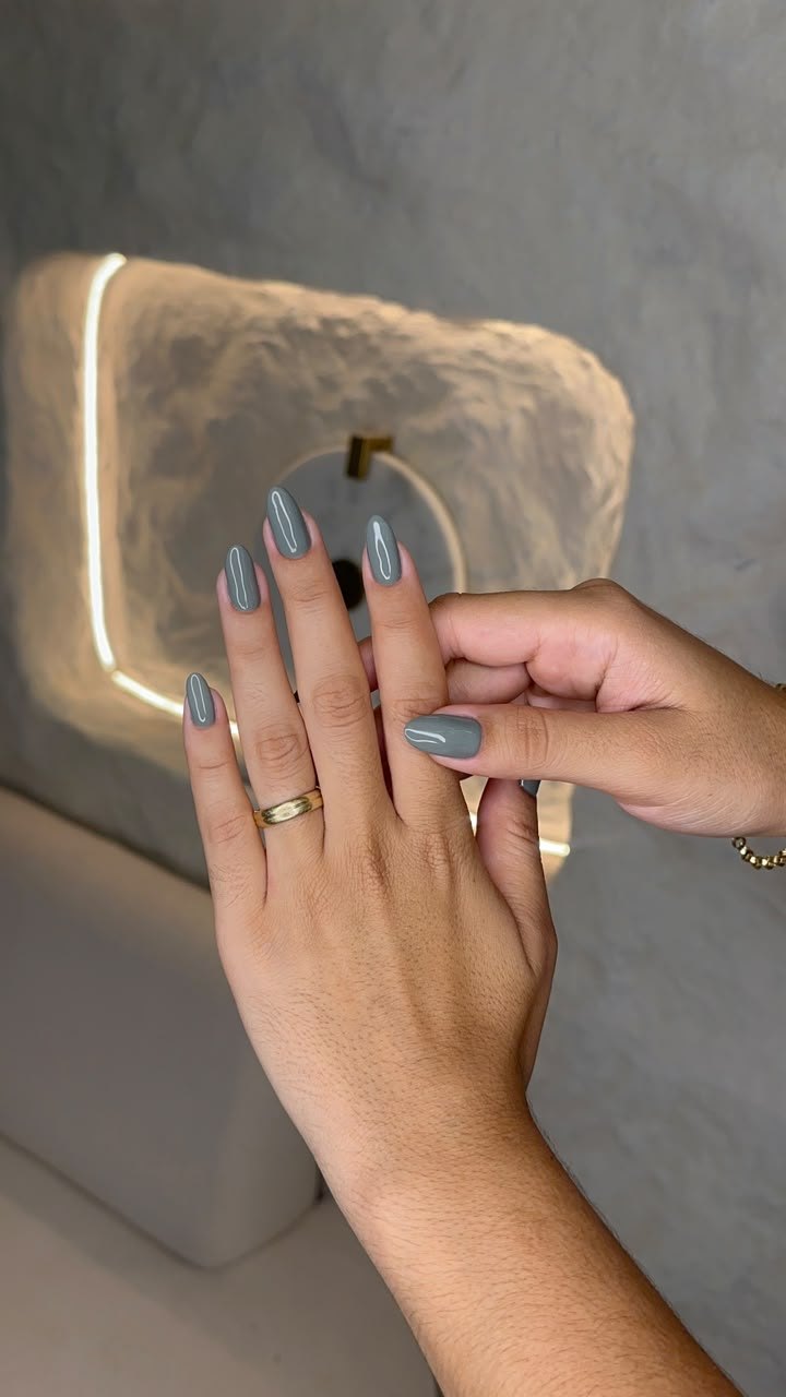 Manicure com esmaltação cinza e detalhe em linha