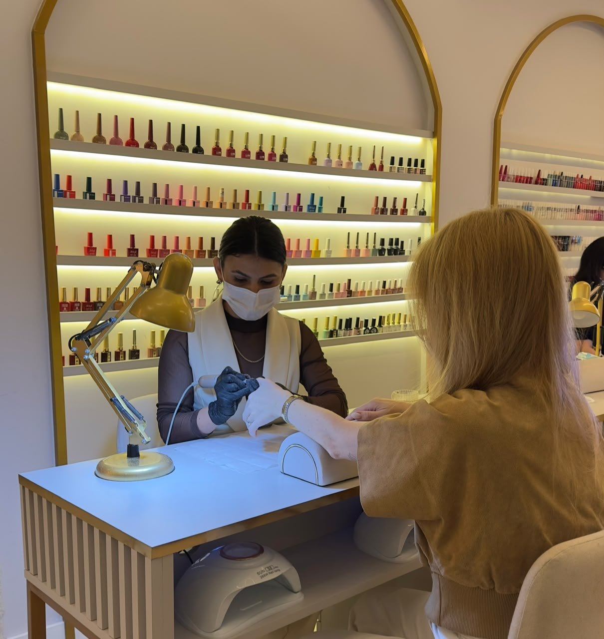 Profissional do Arden Studio realizando procedimento de unhas em cliente